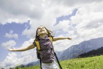 Junges Mädchen mit ausgestreckten Armen, Tirol, Österreich — Stockfoto