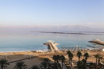 Туристический пляж на берегу Мертвого моря, Израиль — стоковое фото