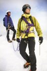 Alpinisti sul paesaggio innevato distogliendo lo sguardo — Foto stock