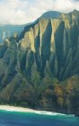 Lush green cliffs over Kalalau Beach, Hawaii, USA — Stock Photo