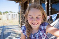 Retrato de niña con blusa a cuadros, sonriendo - foto de stock