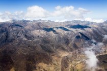 Montagne rocciose sotto cielo nuvoloso blu — Foto stock
