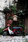 Moped estacionado en la calle en Bangkok, Tailandia - foto de stock