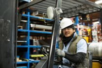 Arbeiter fährt Gabelstapler in Metallwerk — Stockfoto