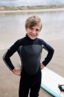 Портрет молодого серфера на пляжі — стокове фото