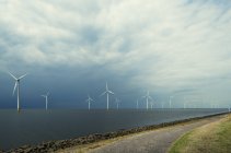 Parque eólico en alta mar, lago IJsselmeer, Espel, Flevopolder, Países Bajos - foto de stock