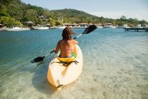 Jeune femme kayak en mer — Photo de stock