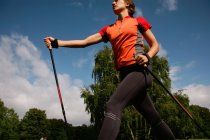 Tieffliegerwettstreit um Frau beim Wandern im Park — Stockfoto
