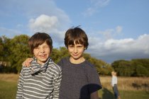 Dois meninos pré-adolescentes olhando na câmera no parque — Fotografia de Stock