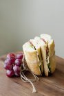 Sandwichs et raisins Chiabata sur table en bois — Photo de stock