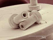 Micrografia eletrônica de varredura colorida de rebites — Fotografia de Stock