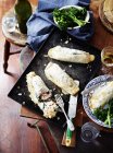 Tortas de filo de espinafre de salmão, broccolini e vinho — Fotografia de Stock