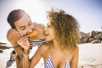 Couple sharing ice lolly on beach, Cape Town, South Africa — Stock Photo