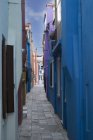 Multi colored houses in narrow alley, Burano, Venice, Veneto, Italy — Stock Photo