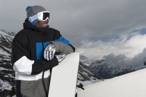 Retrato de hombre joven snowboarder en ropa deportiva, Obergurgl, Austria - foto de stock