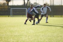 Fußballer kämpfen auf dem Feld um Ball — Stockfoto