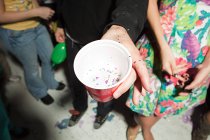 Jóvenes con copas de plástico en la fiesta - foto de stock