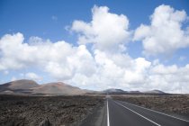 Carretera vacía, Parque Nacional Timanfaya, Lanzarote, Islas Canarias, Tenerife, España - foto de stock