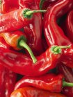 Haufen frisch gepflückter roter Paprika, Nahaufnahme — Stockfoto