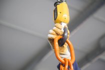 Polipasto de cadena ajustable a mano del trabajador en planta industrial - foto de stock