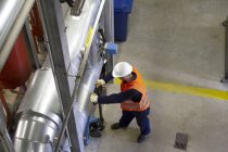 Hochwinkelaufnahme des Technikers mit Palettenwagen im Kraftwerk — Stockfoto