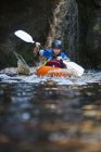 Metà uomo adulto kayak sul fiume — Foto stock