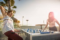 Giovane coppia che gioca a calcio balilla sulla spiaggia di San Diego — Foto stock