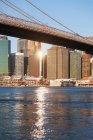 Puente de Brooklyn y horizonte de la ciudad a la luz del sol - foto de stock
