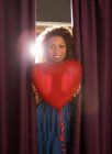 Жінка тримає повітряну кулю у формі серця — стокове фото