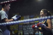 Чоловіки і жінки-боксери мають боксерський матч в кільці — стокове фото