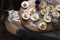 Vista superior de vieiras cozidas em conchas na mesa — Fotografia de Stock