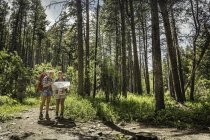 Teenager Mädchen und junge Wanderin lesen Karte im Wald, rote Lodge, Montana, USA — Stockfoto