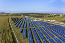 Vista aérea dos painéis de energia solar, Munique, Baviera, Alemanha — Fotografia de Stock