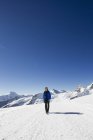 Randonneur pédestre dans un paysage enneigé, Jungfrauchjoch, Grindelwald, Suisse — Photo de stock