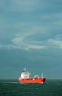 Vista a distanza della nave che naviga nel porto di Rotterdam — Foto stock
