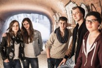 Cinco adolescentes de pé na passagem subterrânea — Fotografia de Stock
