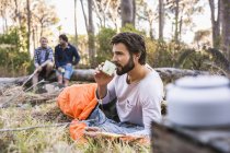Mann im Schlafsack trinkt Kaffee, Wildpark, Kapstadt, Südafrika — Stockfoto