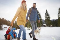 Eltern ziehen Söhne auf Rodel in Winterlandschaft, Elmau, Bayern, Deutschland — Stockfoto