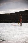 Серферна дошка для веслування на серфінгу в океані — стокове фото
