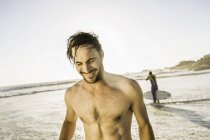 Bare chest mid adult man on beach, Cape Town (Ciudad del Cabo), Sudáfrica - foto de stock