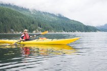 Donna in kayak nel fiordo — Foto stock