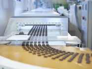 Chocolates en línea de producción en fábrica de chocolate - foto de stock