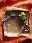 Vista superior de la soja de chile, pepino y cilantro en bandeja - foto de stock