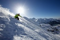 Hombre esquiando fuera de pista en Kuhtai, Tirol, Austria - foto de stock