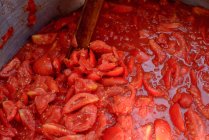Primo piano colpo di pomodori tagliati cottura in padella — Foto stock