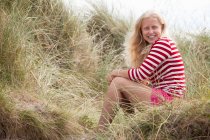 Portrait d'une adolescente assise sur des dunes, Pays de Galles, Royaume-Uni — Photo de stock