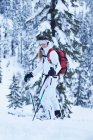 Skifahrer lächelt auf verschneiter Piste — Stockfoto