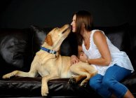 Retrato de labrador retriever e proprietário no sofá — Fotografia de Stock