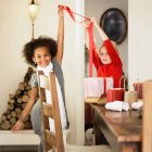 Mädchen wickeln Weihnachtsgeschenke ein — Stockfoto
