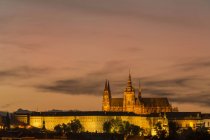 Castillo de Praga al atardecer, Praga, República Checa - foto de stock